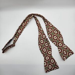 Beau Ties LTD Vermont Red Green White Abstract Mandala Silk Bowtie 39x2 3/8"